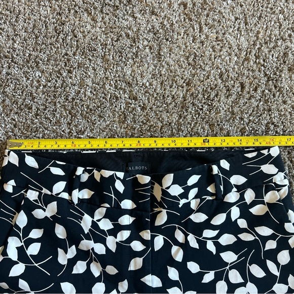 TALBOTS 8 Hampshire Ankle Pants Straight Leg Cropped Paisley Black Cream Leaves - Picture 10 of 10